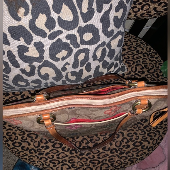 👛💜COACH Peyton Clover Purse💜👛 READ DESCRIPTION AND SEE PHOTOS AND VIDEO - Picture 5 of 15